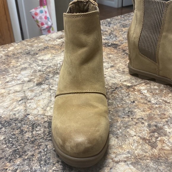 Sorel Taupe Bootie. Worn a handful of times. Size US7 - Picture 2 of 3